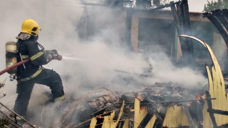 Casa é destruída por incêndio em Tubarão