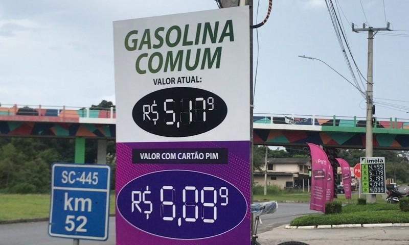 Preço da gasolina ultrapassa R$ 5 após novo aumento nas refinarias