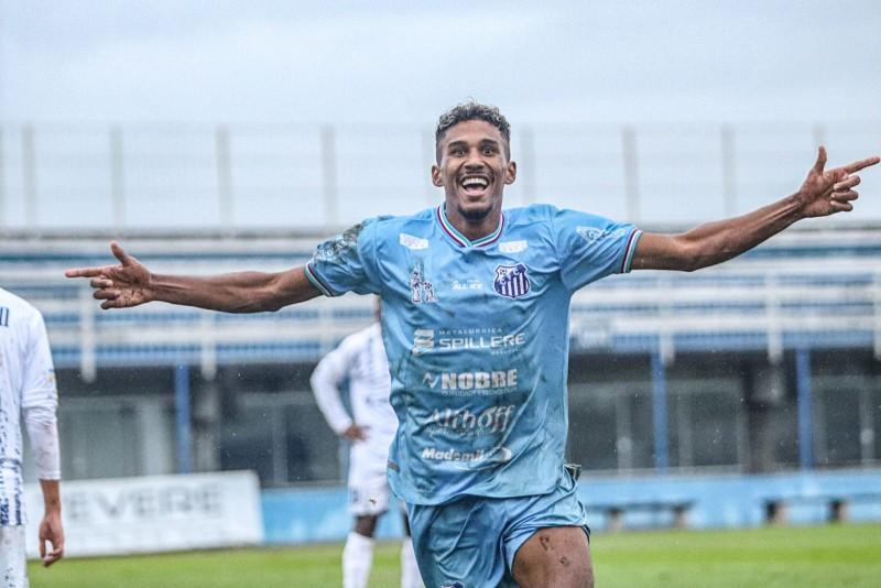 Volante do Caravaggio celebra fase artilheira no futebol catarinense 