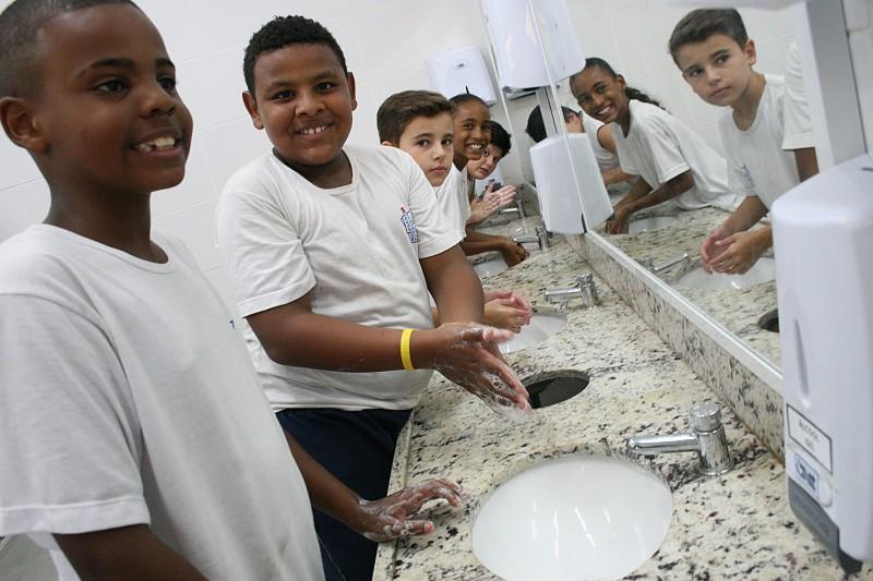 Educação estadual antecipa recursos e adquire álcool gel para prevenção ao coronavírus