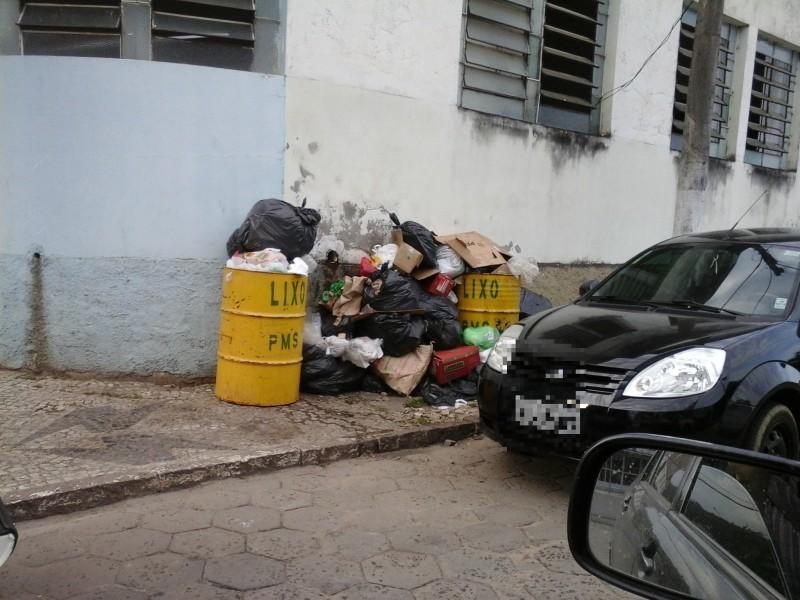 Falta de recolhimento de lixo incomoda moradores