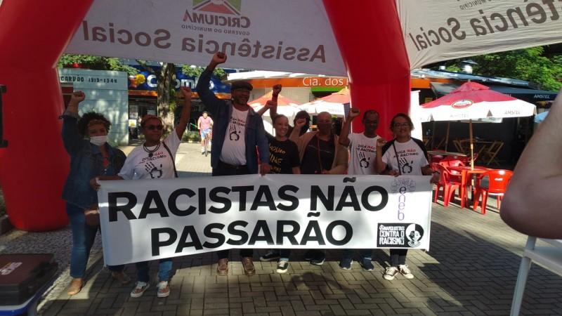 Ato contra o racismo reúne manifestantes na praça Nereu Ramos