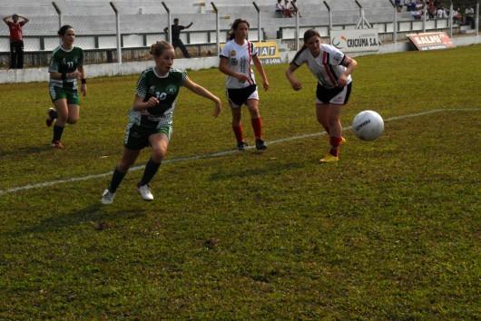 Tigrinhos perdem, meninas vencem no futebol