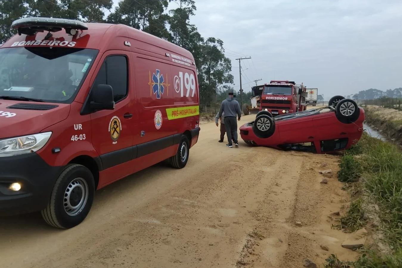 Homem é hospitalizado após capotamento em Balneário Rincão