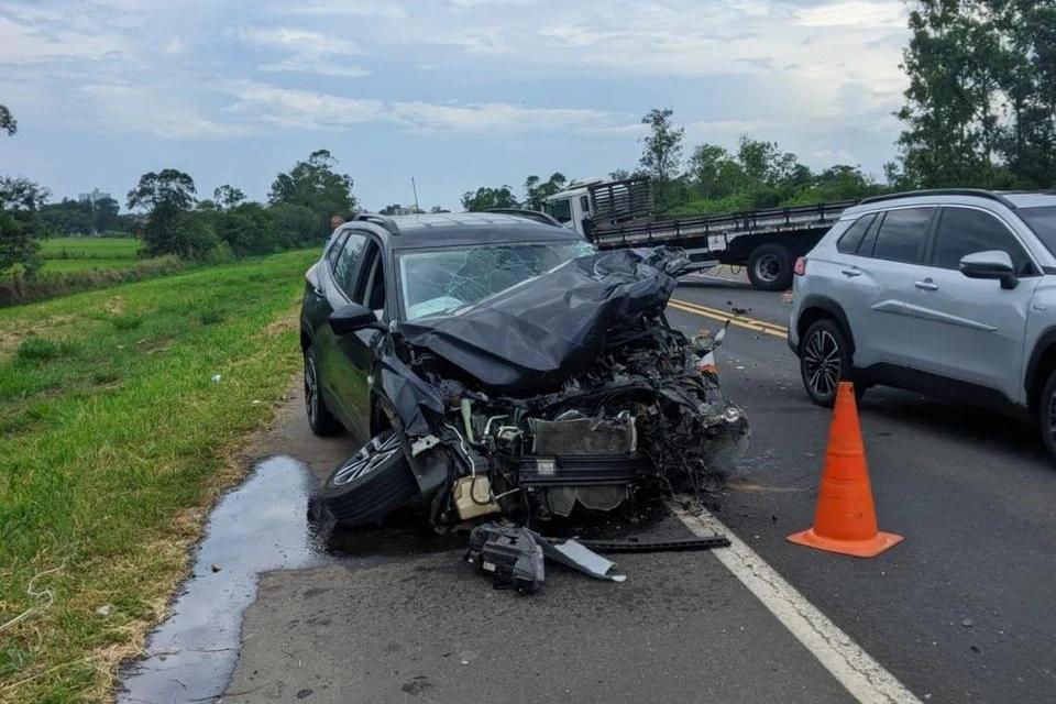 Carro e caminhão colidem frontalmente no antigo traçado da BR-101 em Araranguá
