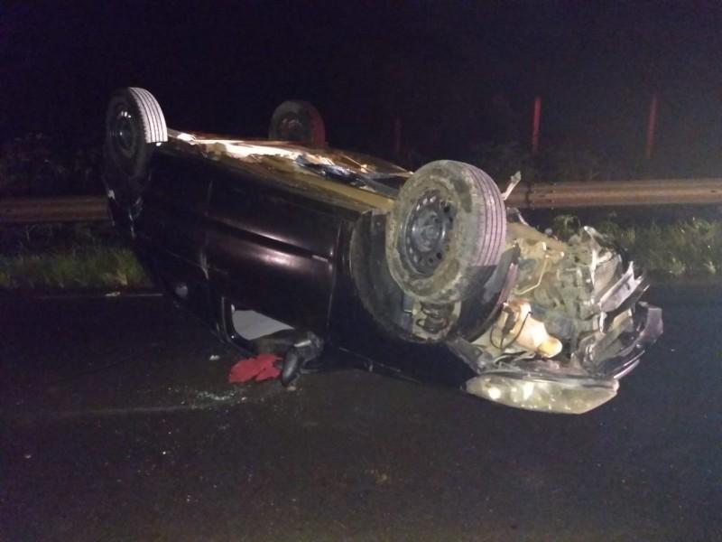 Motorista colide veículo em cabeceira de ponte e capota na SC-108