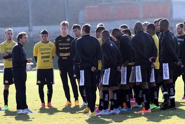 Petkovic mantém mesma formação para enfrentar o Paraná