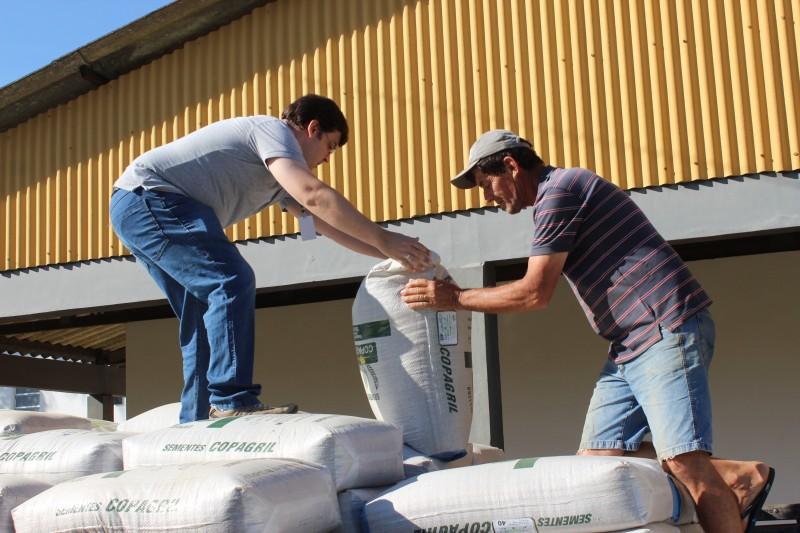 Agricultores de Criciúma começam a receber sementes com 40% de desconto
