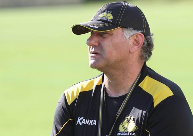 Cecílio comanda treino, mas ainda não define formação para enfrentar o Bahia