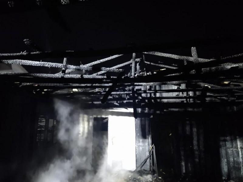 Residência de madeira é destruída por incêndio no bairro Milanese