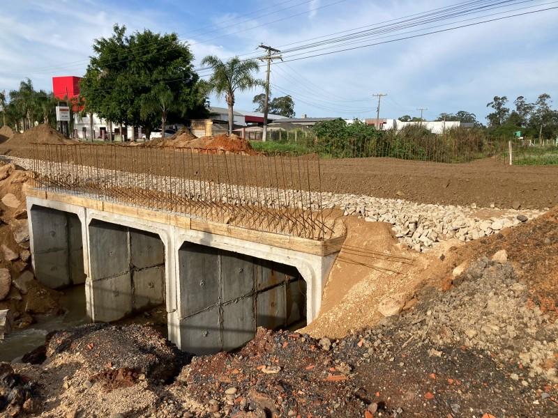 Passagem de veículos é liberada na obra da ponte da Lino Zanolli
