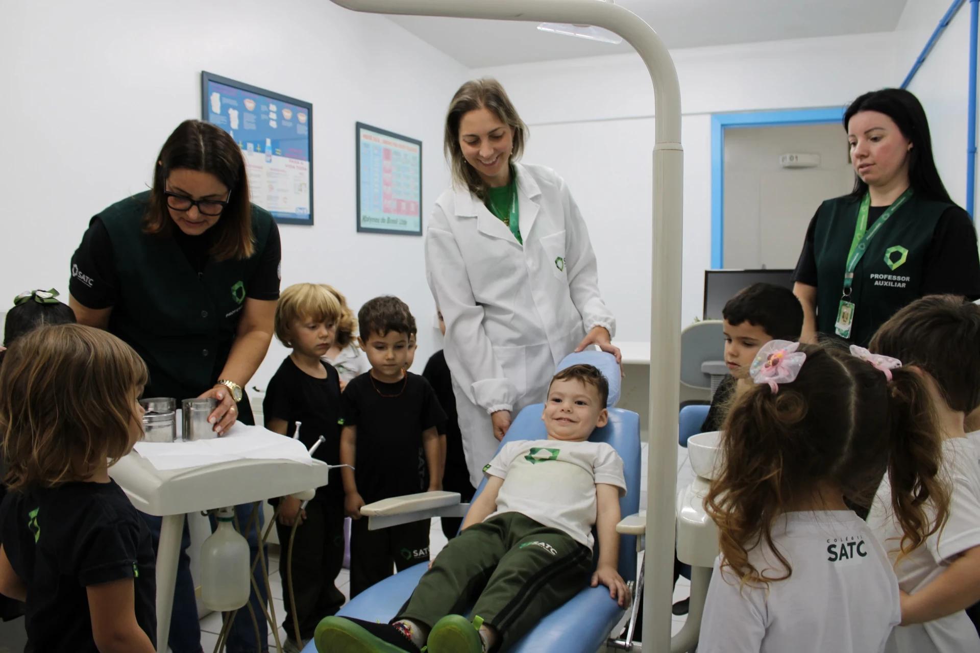 Crianças aprendem sobre cuidado com os dentinhos em visita à dentista do Colégio Satc