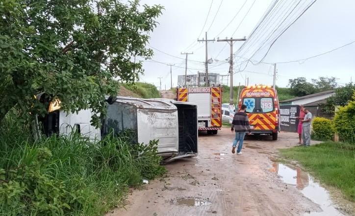 Passageira fica ferida após saída de pista seguida de capotamento em Laguna