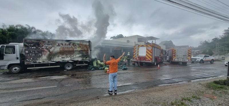 Caminhão baú é atingido por incêndio em Tubarão
