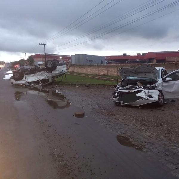 Içara: colisão entre carro e caminhonete deixa dois feridos na SC-445