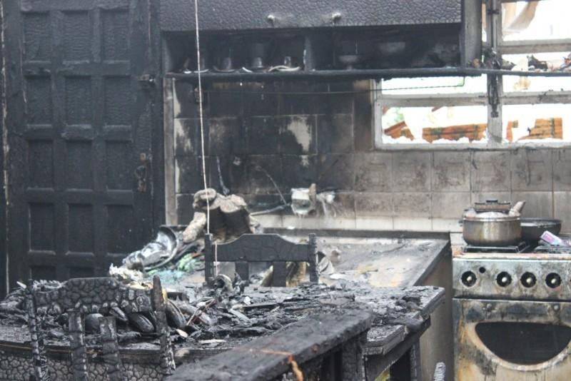 Família que teve casa destruída em incêndio pede doações