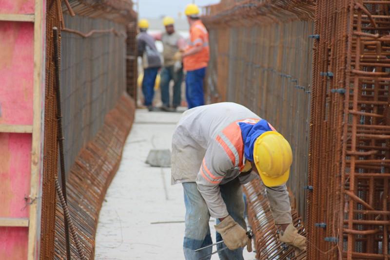 Vigas em construção na cabeceira da ponte do Rio Tubarão