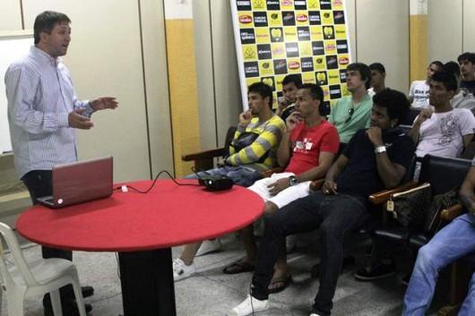 Atletas do Tigre participam de palestra sobre orientação financeira