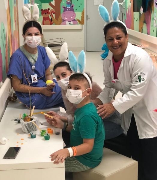 Crianças da oncologia pediátrica do HSJosé participam de atividades especiais nesta Páscoa