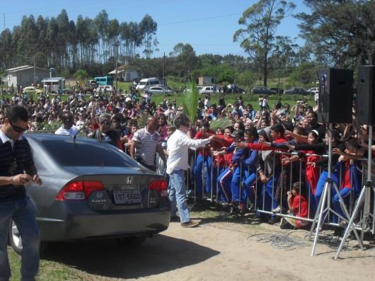 Multidão acompanha Luciano Huck em Balneário Gaivota