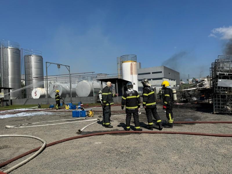 Residindo próximo à indústria, morador relata apreensão com incêndio em Criciúma