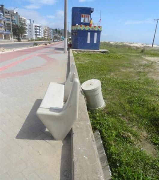 Bancos e lixeiras são destruídos na orla do Mar Grosso, em Laguna