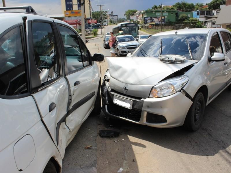 Dois automóveis colidem na Álvaro Catão, em Criciúma