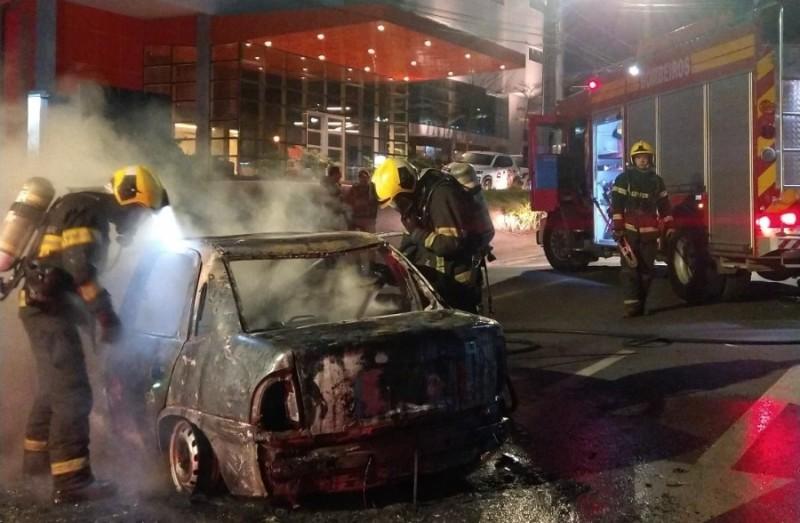 Carro pega fogo em Criciúma após colisão 