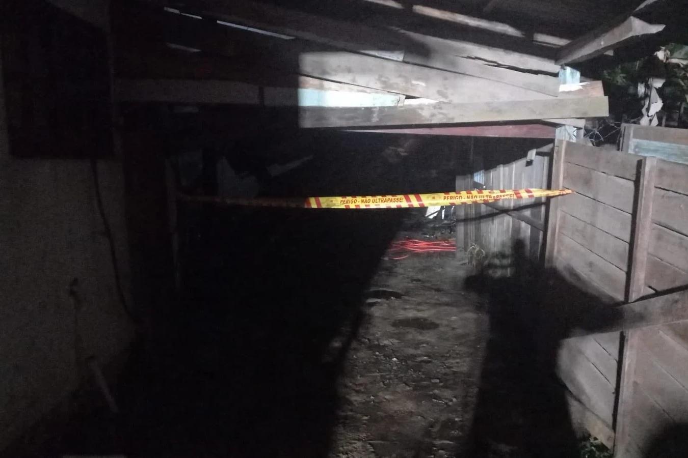Casa de madeira é atingida por incêndio durante a madrugada