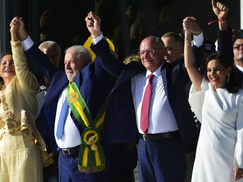 Pela terceira vez, Lula assume a Presidência do Brasil
