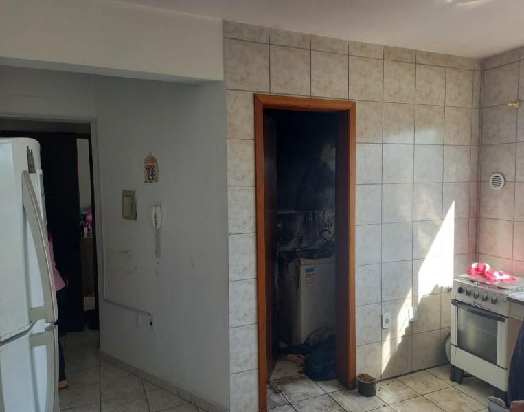 Incêndio destrói máquina de lavar roupas de apartamento em Içara