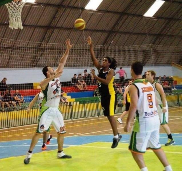 Ginásio Municipal recebe campeonato de basquete e festival de xadrez