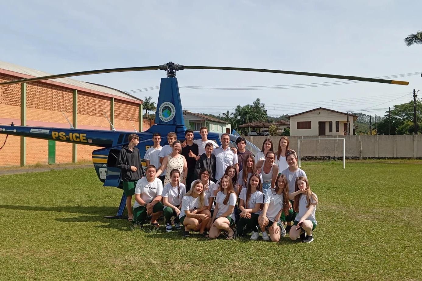 Projeto escolar em Nova Veneza conta história de criciumense que deu volta ao mundo de helicóptero