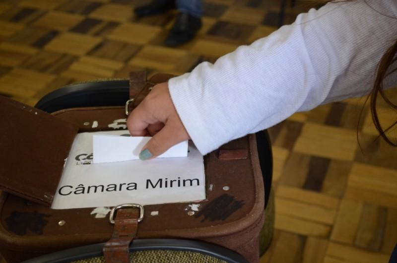 Câmara Mirim:  Alunos comparecem às urnas para escolherem seus candidatos 