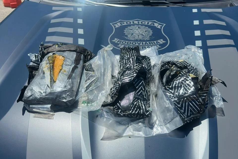 Vídeos: PRF intercepta carga de 'supermaconha' escondida em portas de carro na BR-101