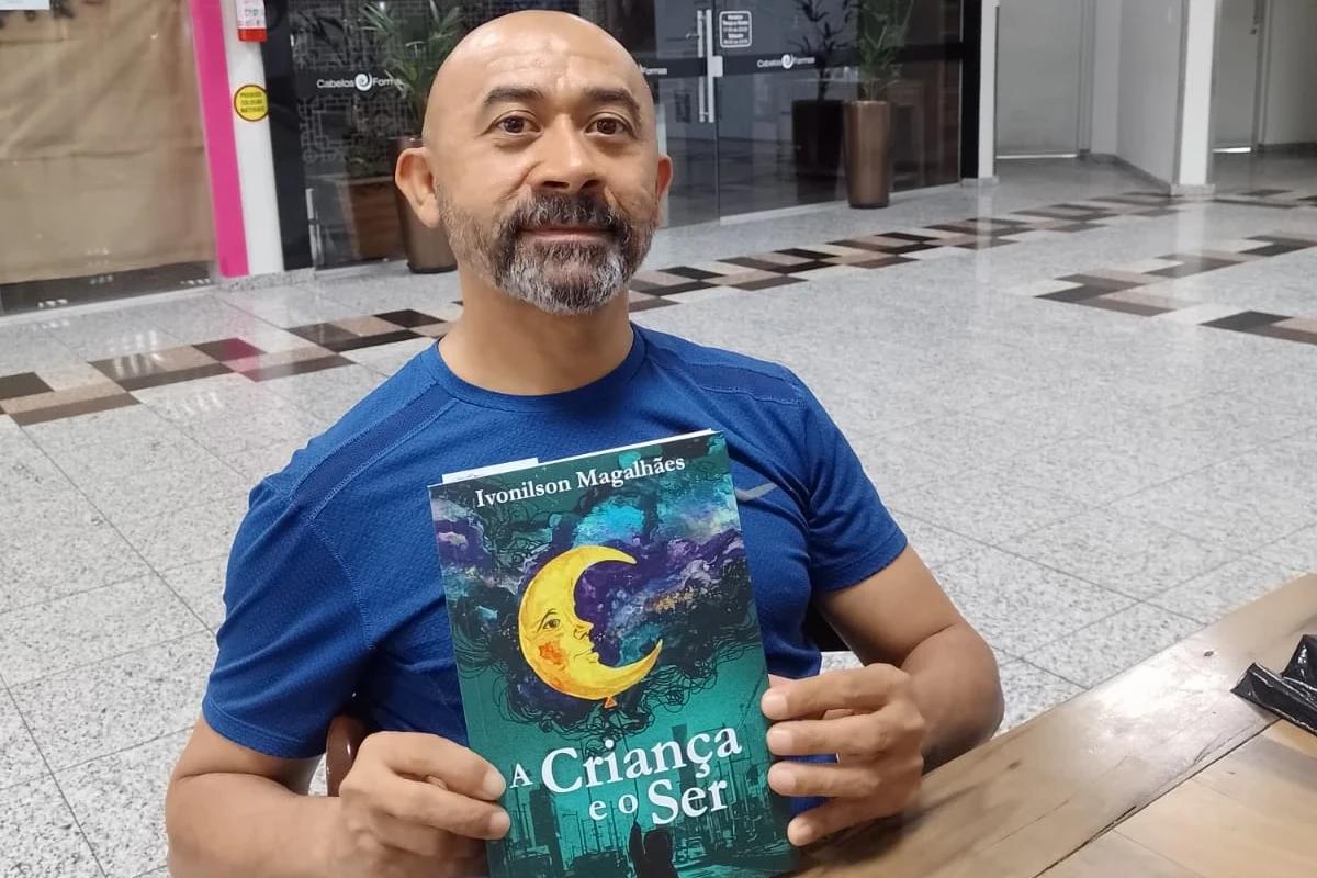 Professor de Língua Portuguesa lança décimo livro em Criciúma