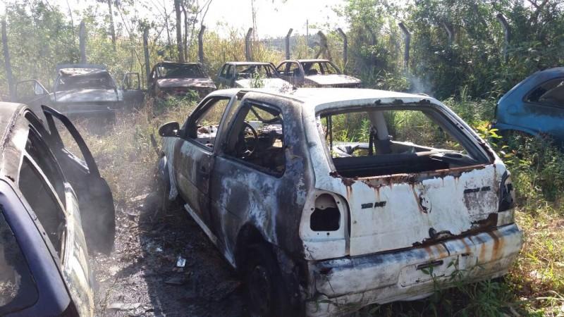 Incêndio de grandes proporções atinge veículos no pátio do DNIT