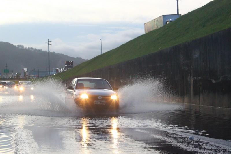 Avanço de frente fria pode causar temporais em Santa Catarina