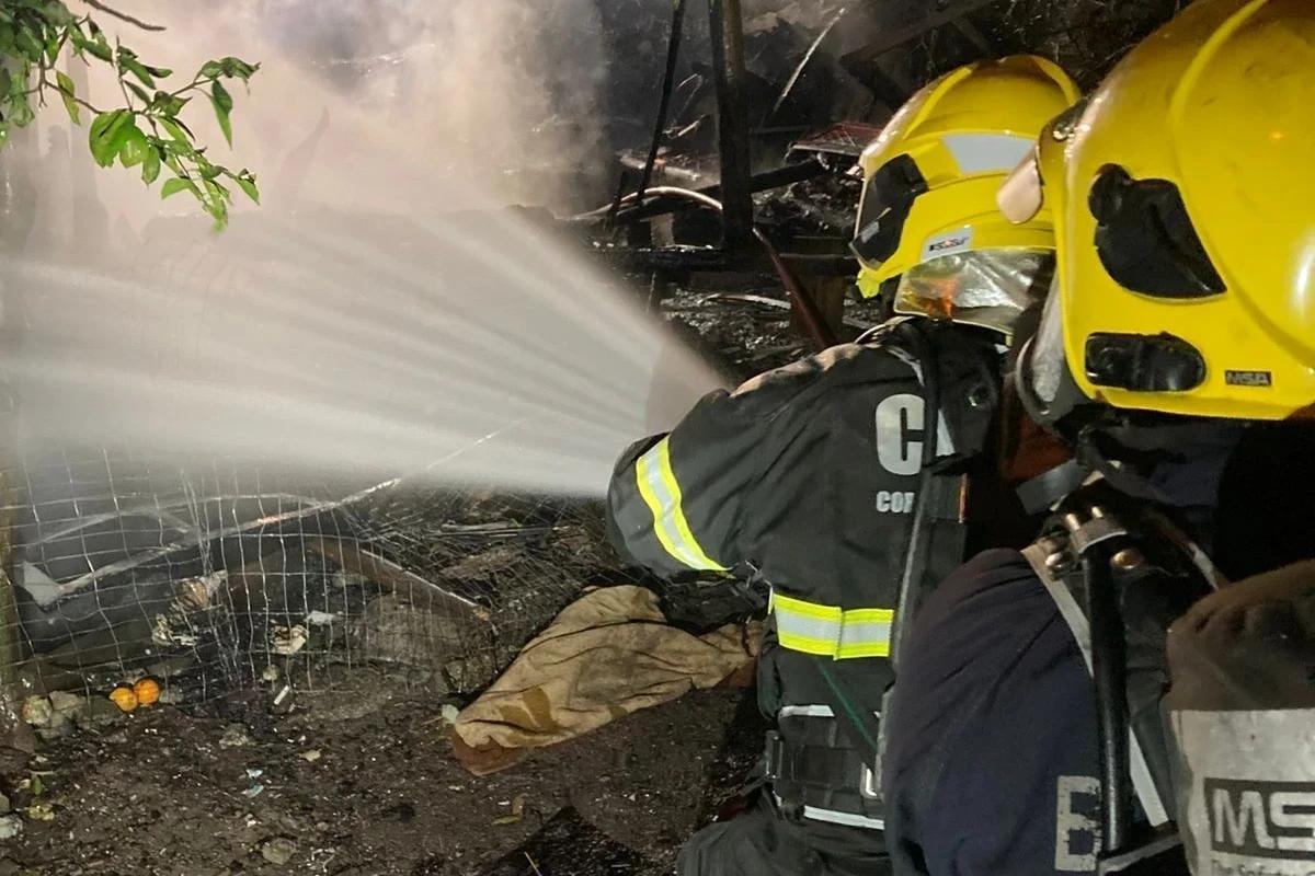Fotos: incêndio atinge residência e mobiliza bombeiros em Araranguá