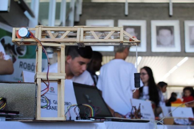 Criciúma inicia aula de robótica para mais de dois mil alunos em escolas municipais