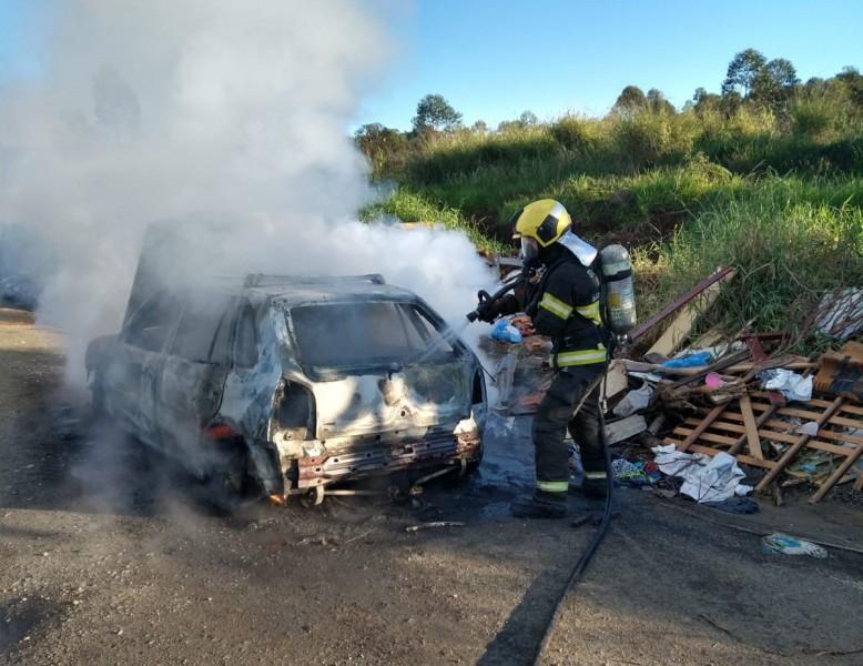 Criciúma: carro é destruído por incêndio no bairro Colonial