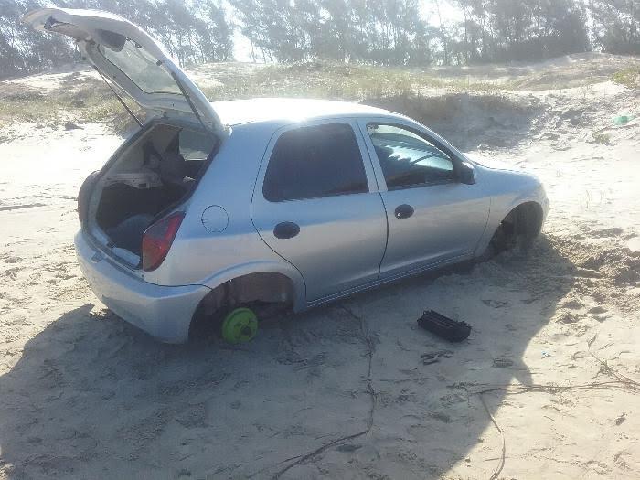 Veículo roubado é encontrado sem as quatro rodas em beira mar de balneário 