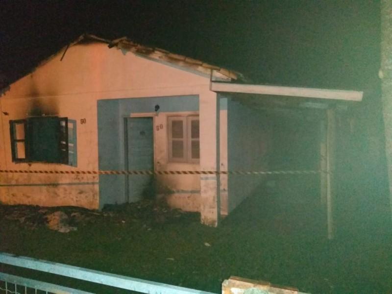 Residência é atingida por incêndio em Balneário Gaivota