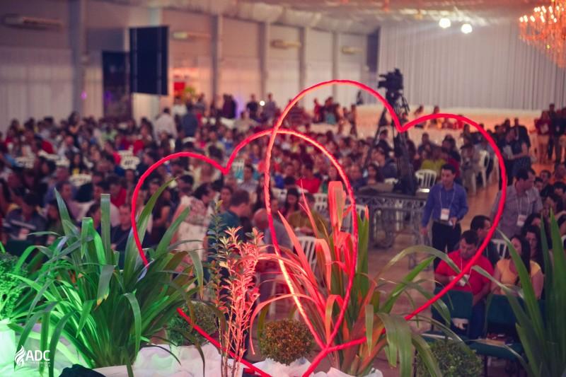 Mais de mil casais participam de encontro sobre família