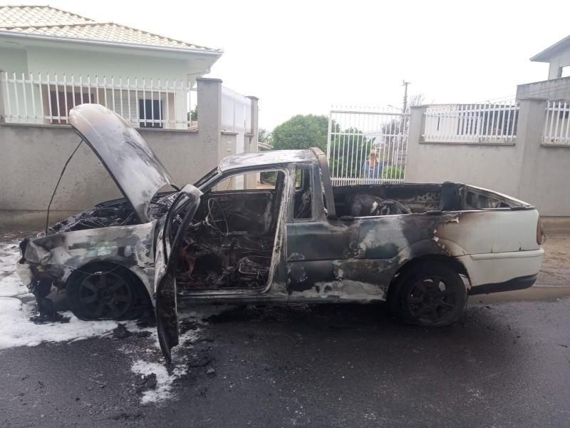 Carro é destruído por incêndio em Capivari de Baixo