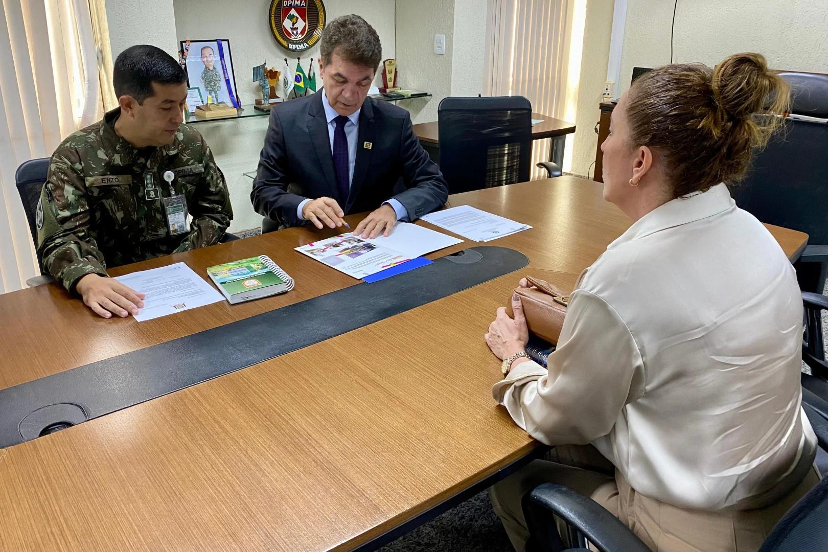 Em Brasília, Salvaro trata sobre casas militares da Praça do Congresso