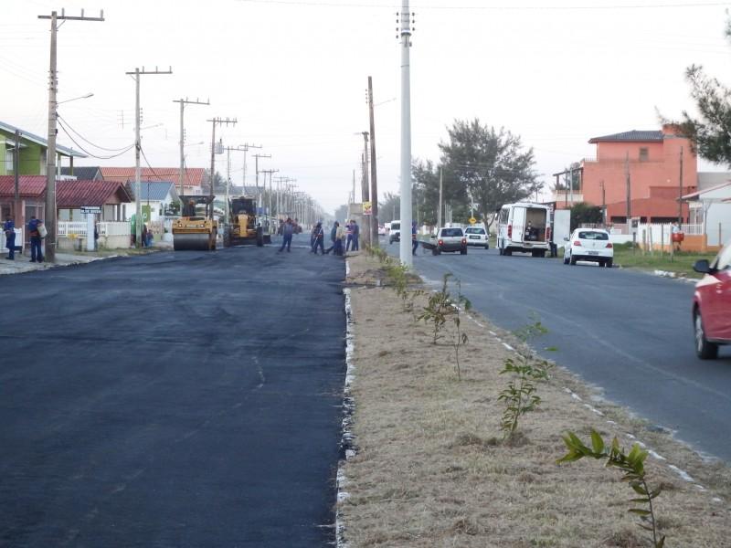Avenida Beira Mar recebe capa asfáltica no Baln. Arroio do Silva 