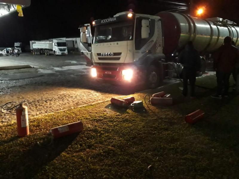 Caminhão-tanque pega fogo em Araranguá