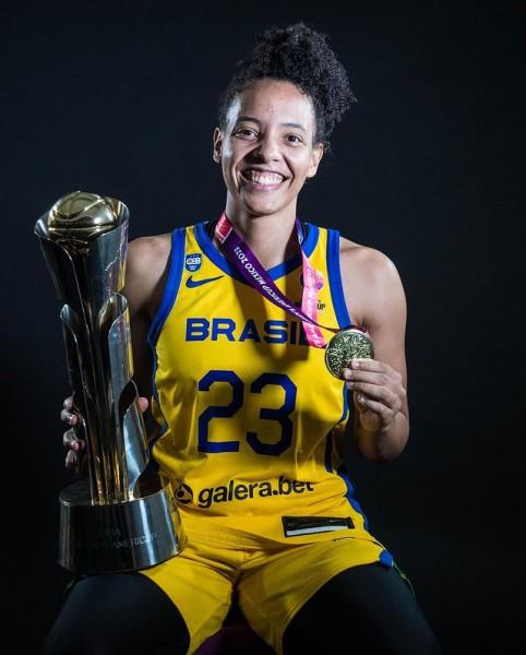 Atleta criciumense de basquete conquista primeiro título com a Seleção Brasileira