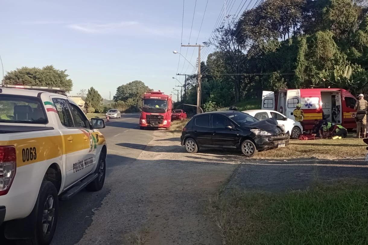 Gravatal: carros colidem na SC-370 e duas pessoas são levadas ao hospital